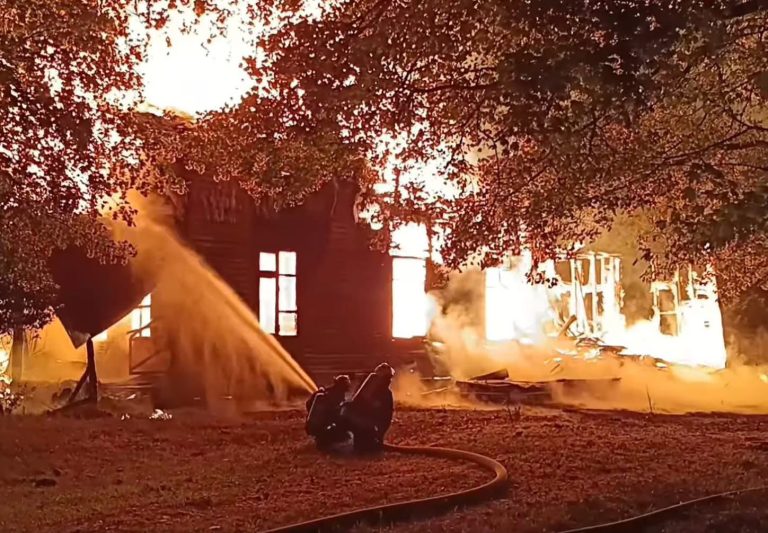 Emblemática vivienda de Lanco queda reducida a cenizas tras voraz incendio