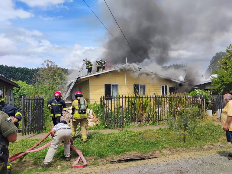 Incendio en Río Bueno destruye vivienda y deja tres personas lesionadas