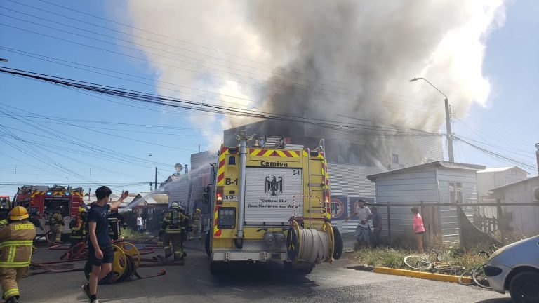 Incendio en Población Tadeo 3 afecta vivienda y local comercial