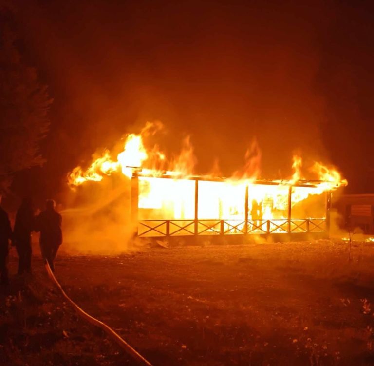 Voraz incendio consumió una casa esta madrugada en Huerquehue