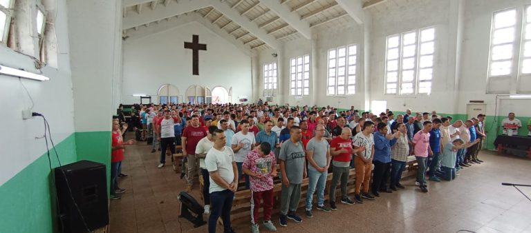 Reunión con 1300 hijos de Dios que conocieron a Cristo en prisión en la Unidad 1 de Olmos