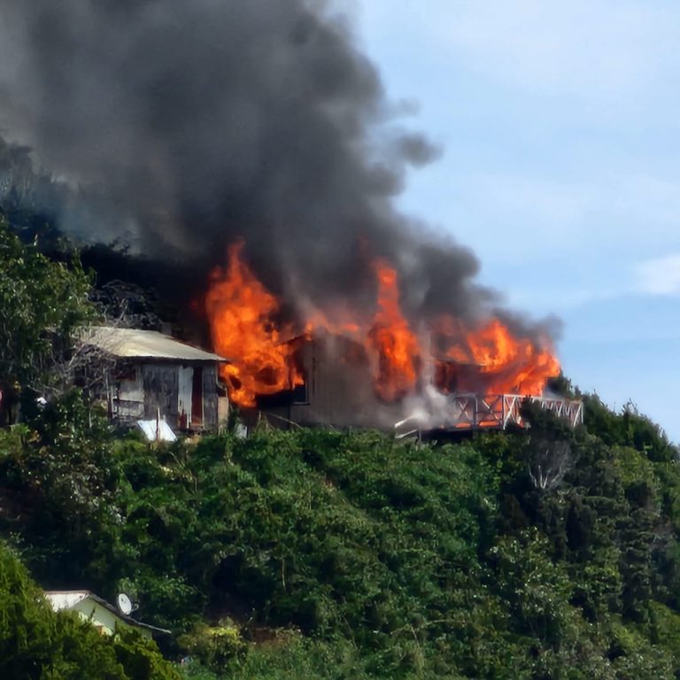 Incendio en Pucatrihue destruye cuatro casas y se extiende por los cerros