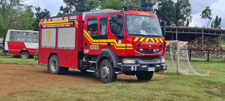 Bomberos de Los Lagos acuden al rescate de personas atrapadas en el río Calle Calle