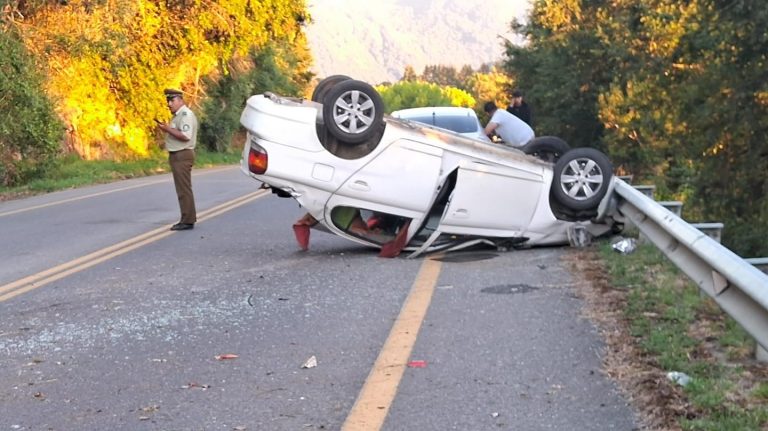 Vehículo menor se volcó en ruta a Llifén en la comuna de Futrono