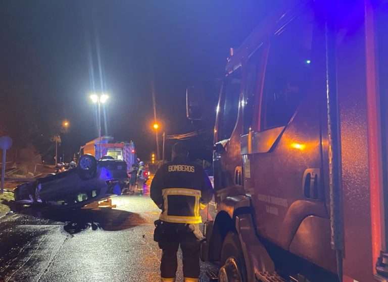 Vehículo volcó en las intersecciones de Ricardo Boettcher con Avenida René Varas