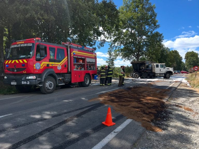 Colisión entre camiones en Liucura genera derrame de combustible