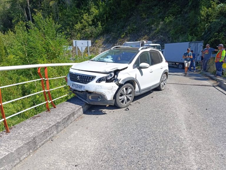 Choque frontal de dos vehículos en ingreso al puente río Blanco en Curriñe