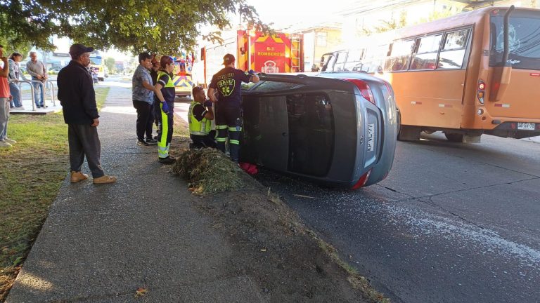 Persona atrapada tras volcamiento de vehículo en Valdivia
