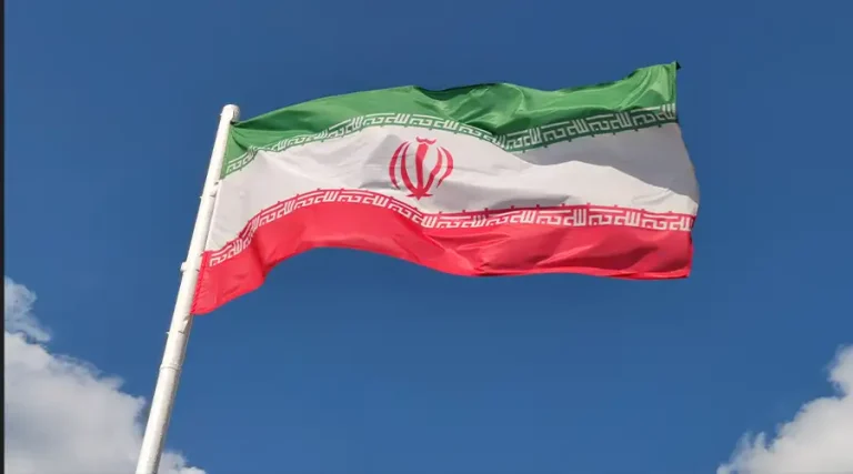 Orar, bautizar y compartir Biblias: Irán condena a cinco cristianos a 50 años de cárcel