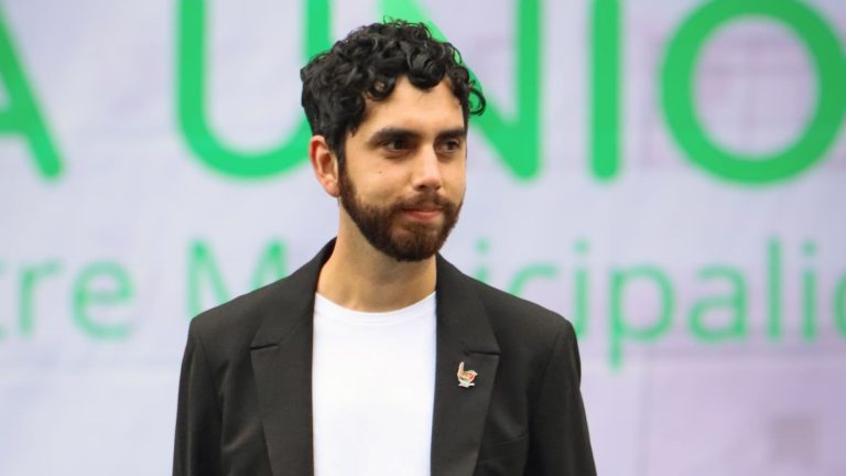 Leandro Araneda es nombrado Ciudadano Destacado de La Unión por su aporte a la cultura local