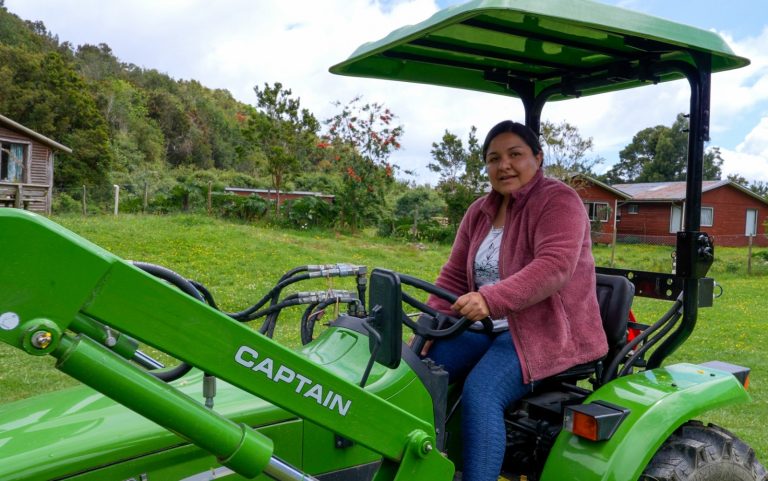 Agricultores de Hueicolla cuentan con nuevo tractor gracias a INDAP y el Gobierno Regional
