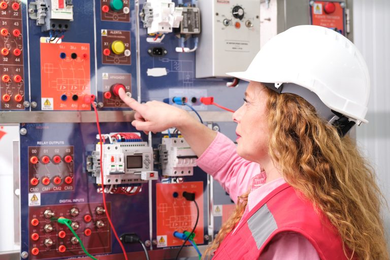 CFT Estatal de Los Ríos invita a estudiar Técnico de Nivel Superior en Electricidad mención Energías Renovables