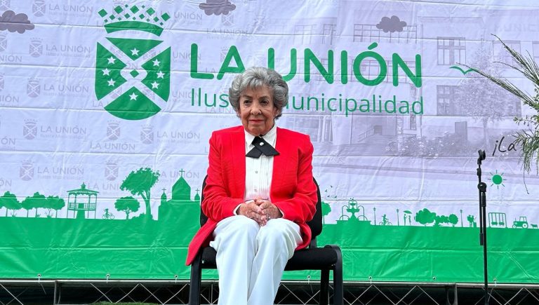 Laura Conejeros es nombrada Hija Ilustre de La Unión por su contribución a la salud comunal