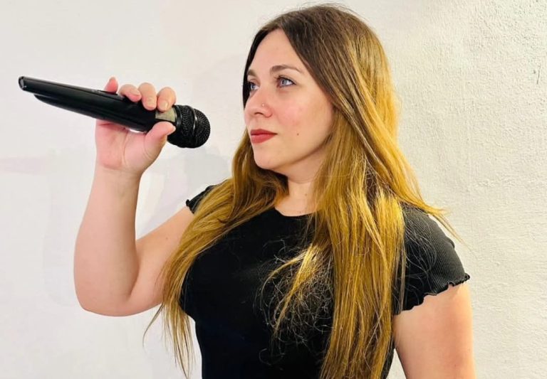 Joven cantante argentina de worship Ivis Sicardo levanta una “Súplica a Dios”