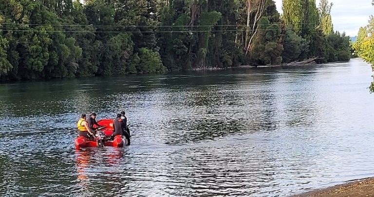 Bomberos de La Unión rescatan a dos hombres tras el volcamiento de embarcación en Puerto Ulloa