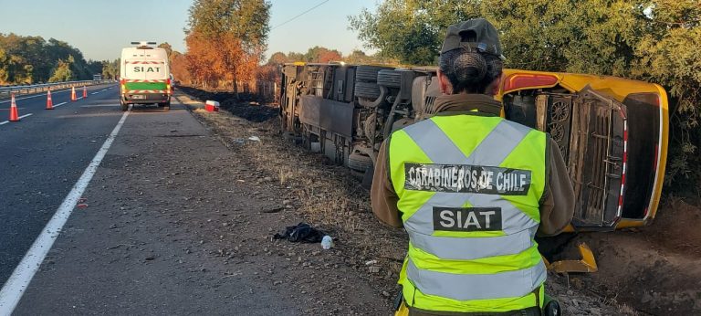Bus con destino a Puerto Montt se vuelca en Victoria, dejando una mujer fallecida y ocho heridos