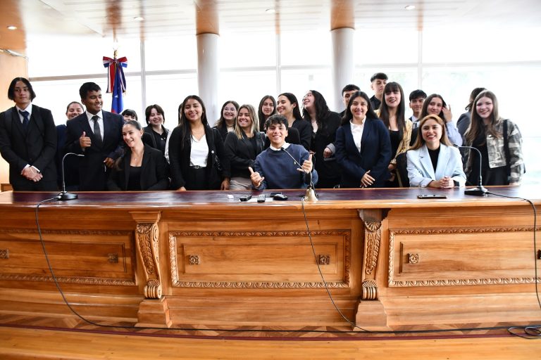 Corte de Valdivia recibe visita de estudiantes de primer año de la carrera de derecho de la USS
