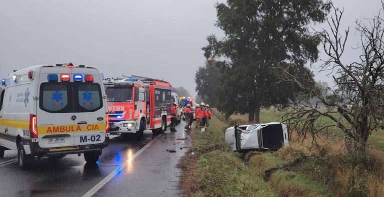 Volcamiento de camioneta en Nalcahue deja tres personas lesionadas