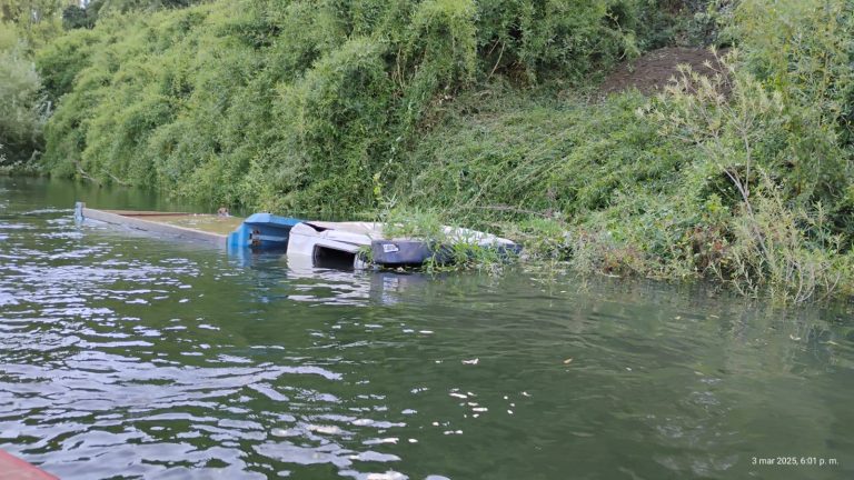 Camión tolva cae al río en San Pablo: conductor sufre lesiones leves