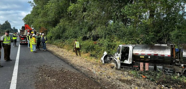 Camión de alto tonelaje cae a zanja en Ruta 5 Sur: conductor resultó ileso
