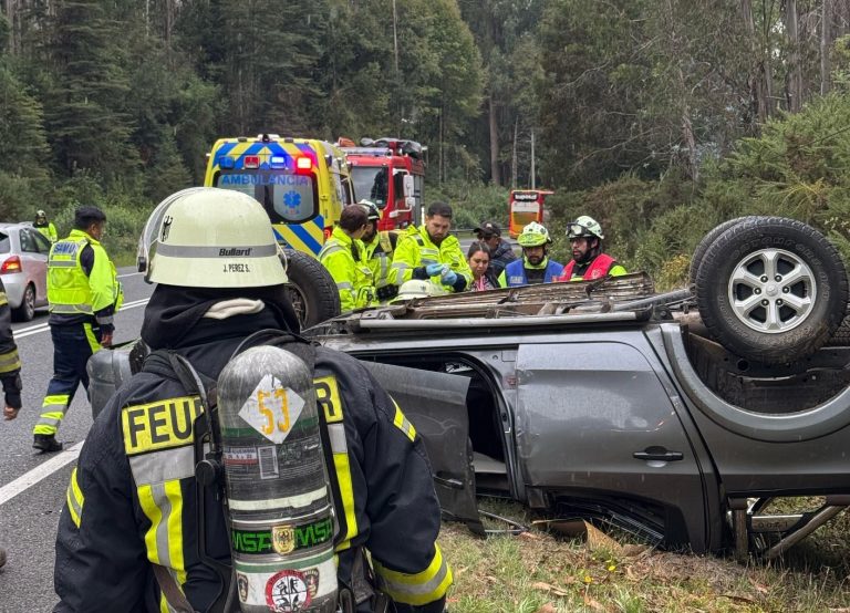 Vehículo menor vuelca en Cuesta Cero y moviliza a Bomberos de Paillaco