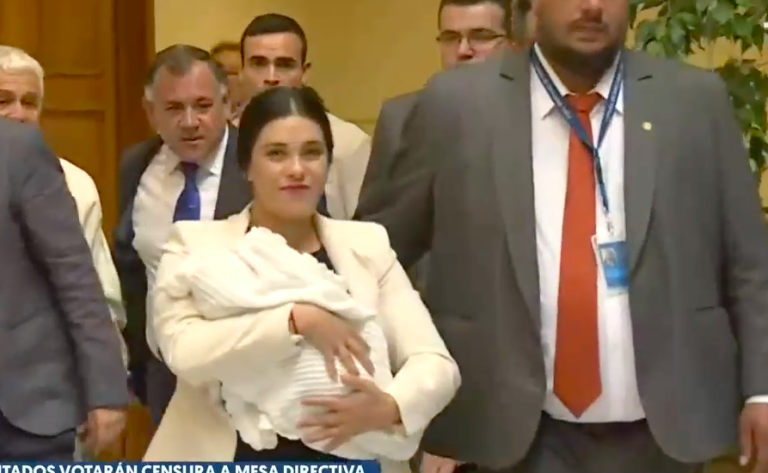 Karol Cariola llega al Congreso con su hijo recién nacido para enfrentar moción de censura en su contra