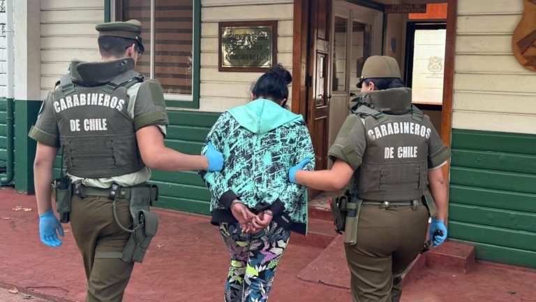 Adulto mayor logra huir de intento de asalto en taxi y Carabineros detiene a las responsables