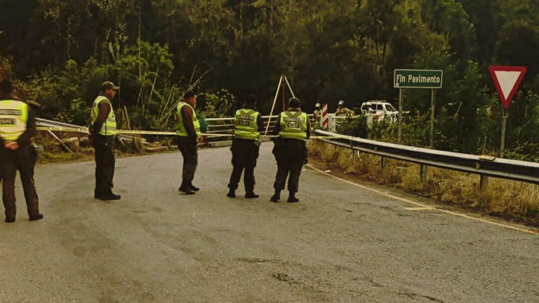 Vehículo cae al río Blanco y deja una persona fallecida