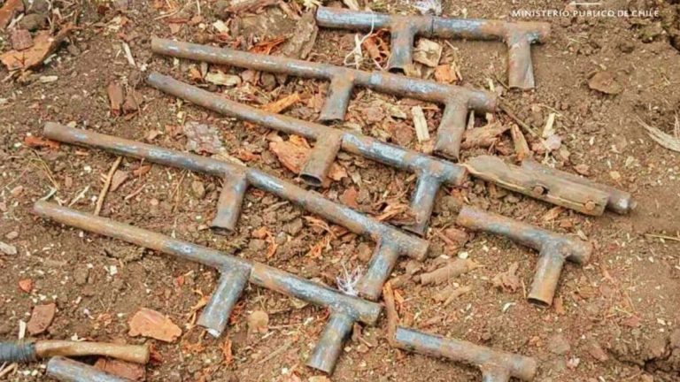 Hallan bolso con armas hechizas en predio forestal desalojado en San Juan de la Costa
