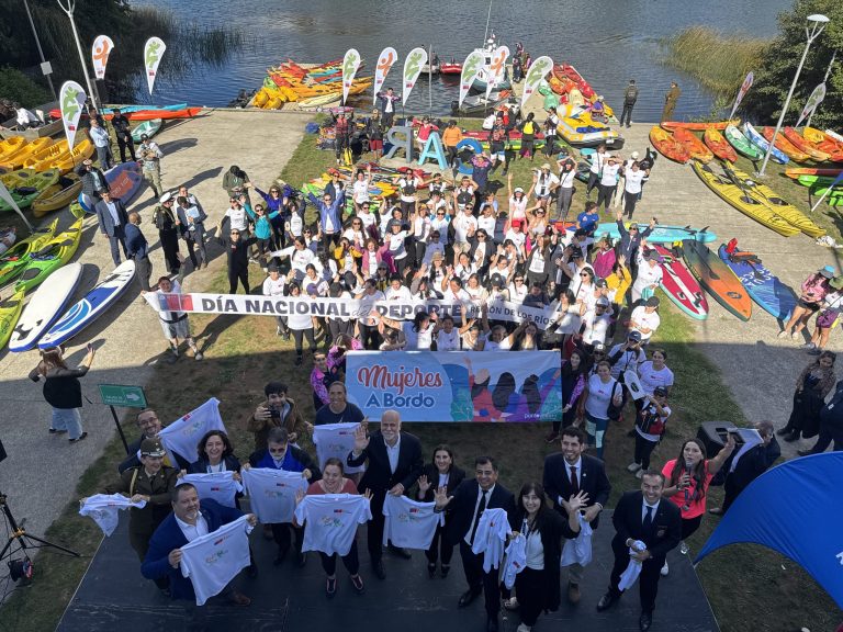 «Mujeres a Bordo» reunió a un centenar de participantes navegando el río Calle Calle