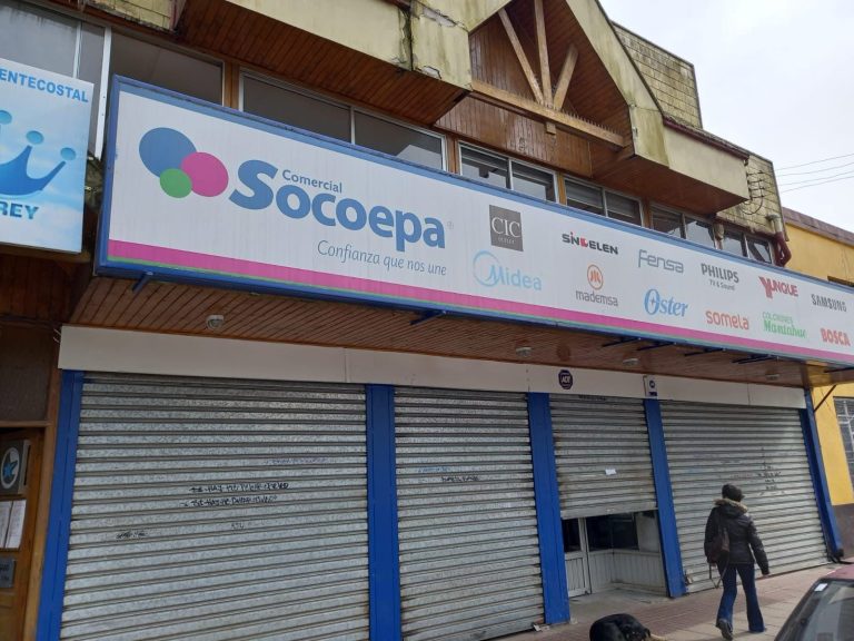 Delincuentes ingresan a Comercial Socoepa en Los Lagos tras abrir un forado en la pared