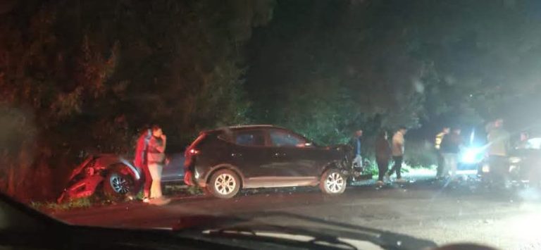 Accidente vehicular múltiple moviliza equipos de emergencia en Cayurruca