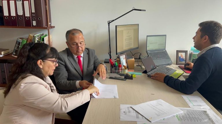 Decano Egon Montecinos inscribió su candidatura a rector de la Universidad Austral de Chile