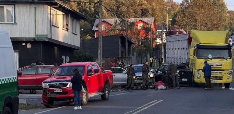 Accidente múltiple en el ingreso a Panguipulli moviliza a equipos de emergencia