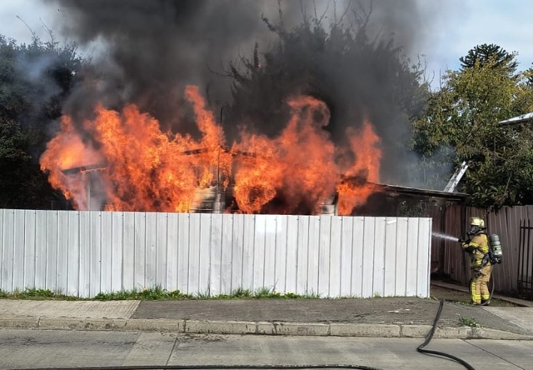 Incendio destruyó por completo una vivienda en Río Bueno