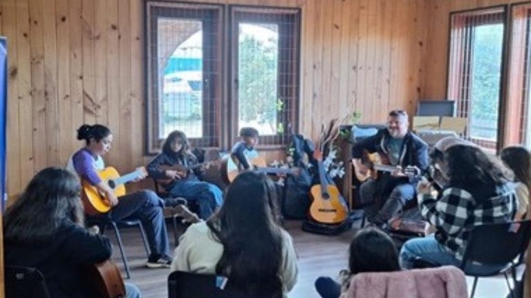 Más de 20 niños y jóvenes participaron en taller de guitarra y ukelele en Futrono y Llifén