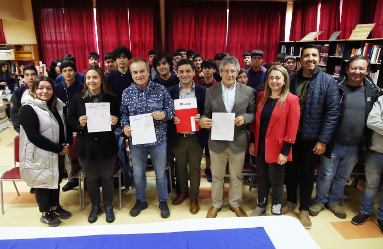 Liceo Técnico de Río Bueno e INACAP firman convenio para potenciar la educación técnica de los estudiantes