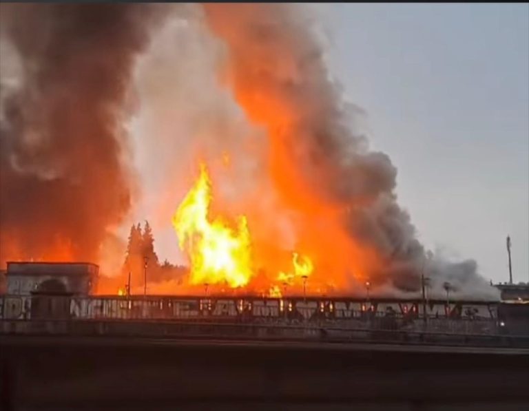 Incendio de gran proporción afectó a bodegas con material inflamable en Osorno