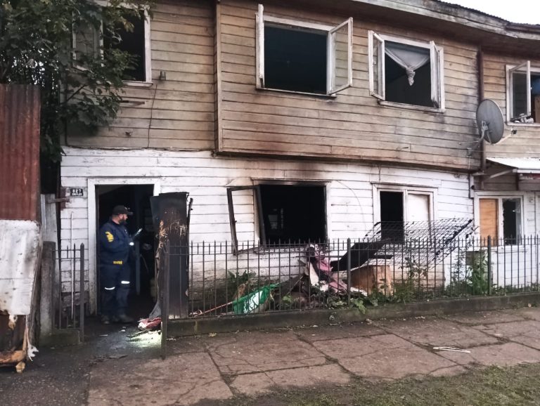 Mujer de 77 años fallece tras incendio en su vivienda en Osorno: PDI investiga posible intencionalidad