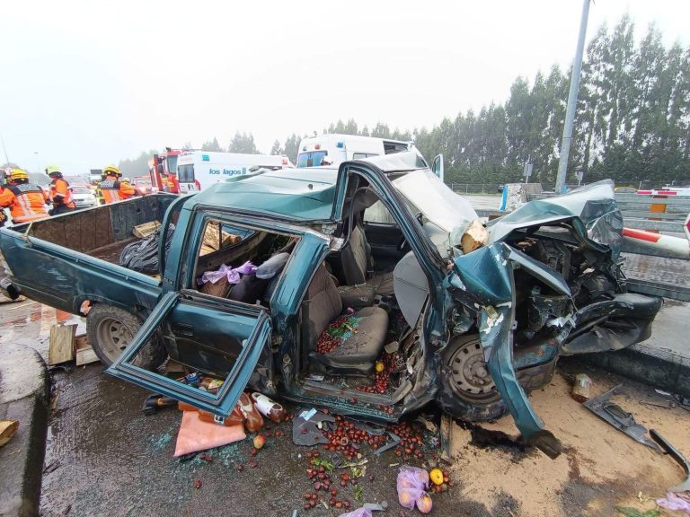 Cuatro personas resultaron lesionadas tras colisión de camioneta en el peaje troncal de Purranque