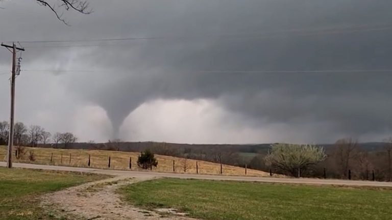 Ministro bautista lleva esperanza en Cristo a los ‘desesperanzados’ tras el tornado en Missouri