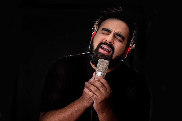 El cantante Venezolano Muhamed Hernández nos comparte su estrenó “Tu luz brilla más”