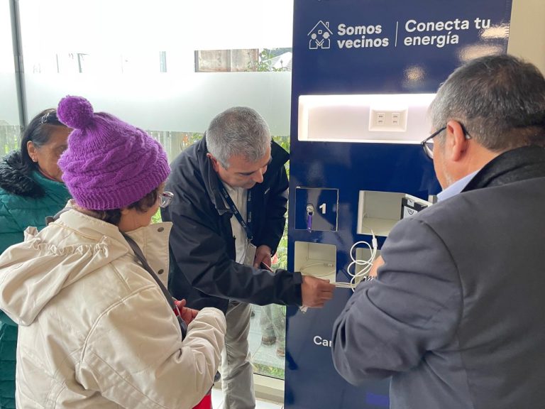 En Cesfam Pedro Jauregui Saesa instaló un nuevo tótem para cargar teléfonos