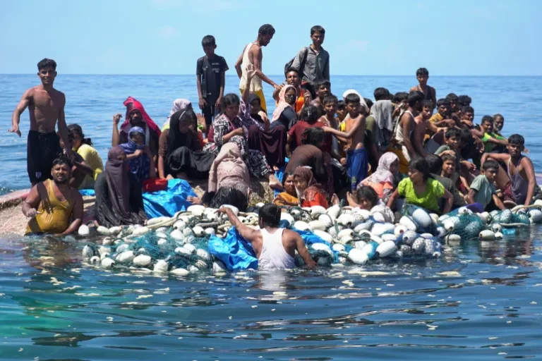 India expulsa a refugiados rohinyás al mar: entre ellos, al menos 15 cristianos