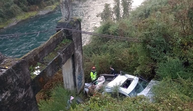 Una menor fallecida y tres lesionados deja accidente en puente Malihue en Los Lagos