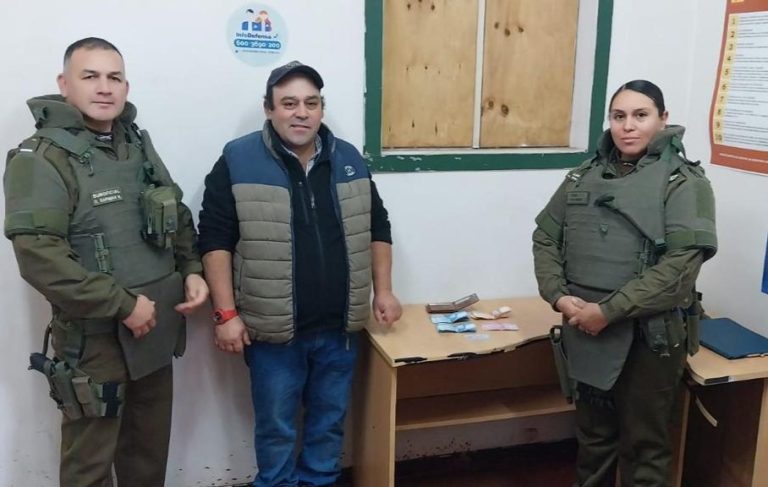 Carabineros de Río Bueno devuelve billetera extraviada con más de $250 mil pesos