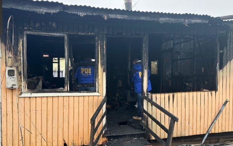 Mujer de 74 años sufre graves lesiones tras incendio que destruyó su vivienda en Valdivia