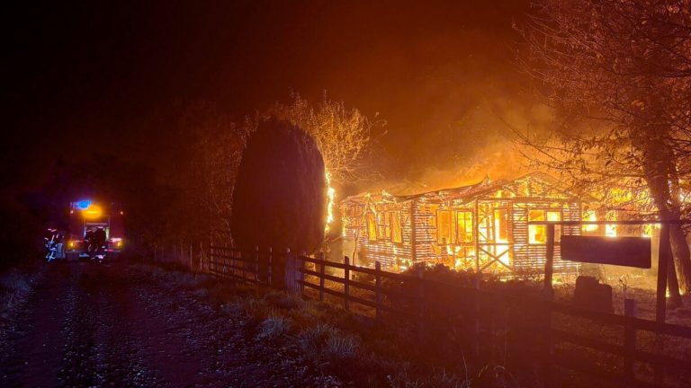 Familia se salva de incendio que arrasó su casa en Antiñir Ormero