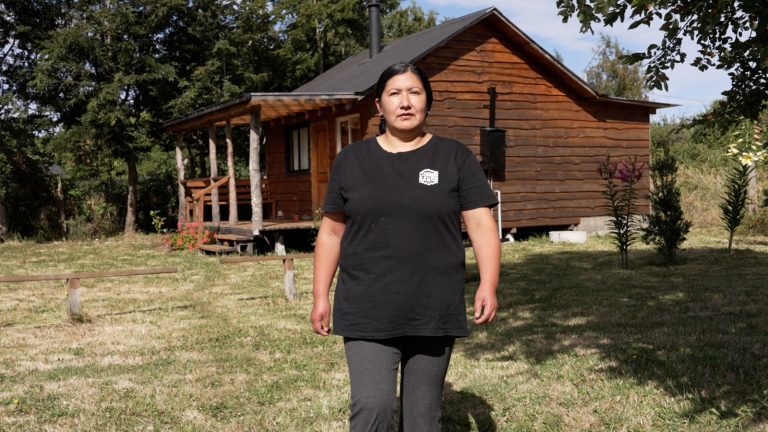 Instalación eléctrica y mejoras en cabaña permiten a emprendedora de Calcurrupe formalizar su negocio