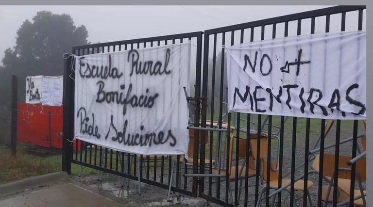 Funcionarios de la escuela rural de Bonifacio inician toma por sueldos impagos y problemas de infraestructura